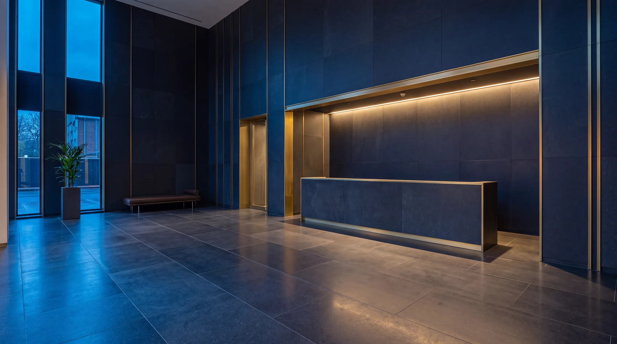 Leeres Foyer mit Empfangstresen am Abend